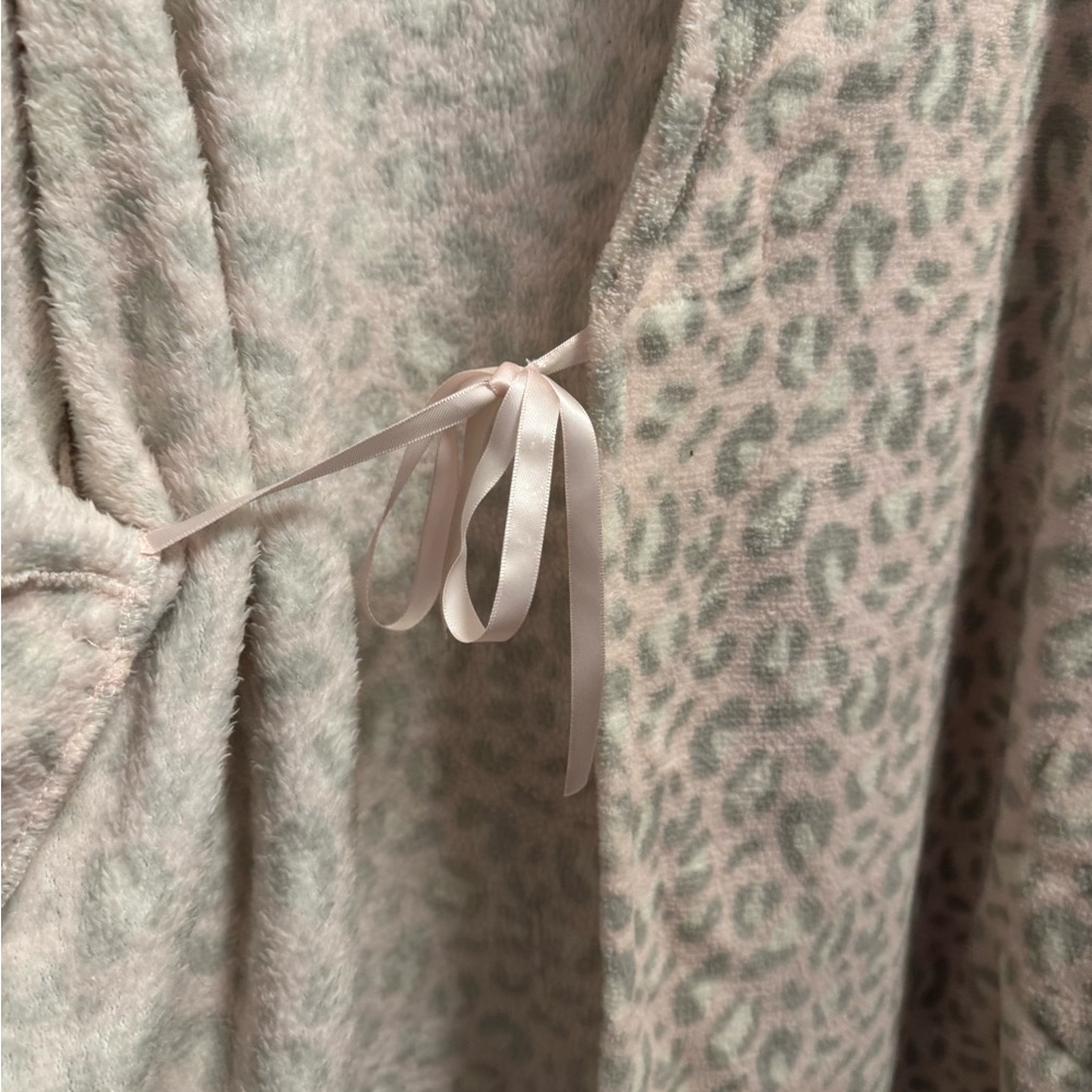 Cozy Pink Leopard Print Robe - Picture 4 of 6